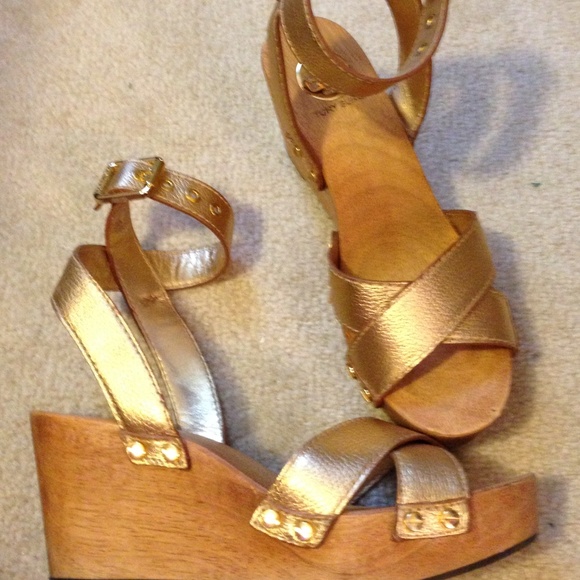Gorgeous Tory Burch wedges size 7 - Picture 2 of 3